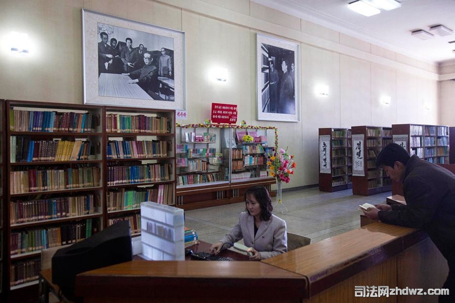 3月9日，平壤人民大学习堂的图书馆，一名女员工坐在电脑前忙碌着.jpg