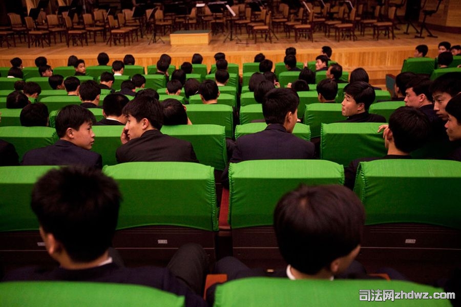 3月10日，首都平壤，音乐迷坐在观众席上，等待古典乐演出开始.jpg