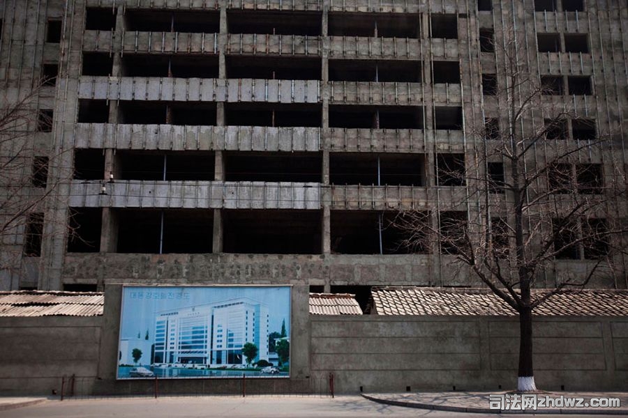 4月13日，平壤的一个建筑项目，一幅效果图悬挂在墙壁上.jpg