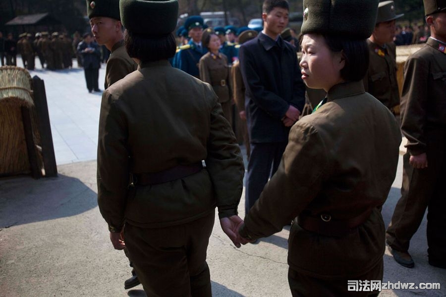 4月13日，两名女兵手拉着手，游览金日成的故乡万景台.jpg