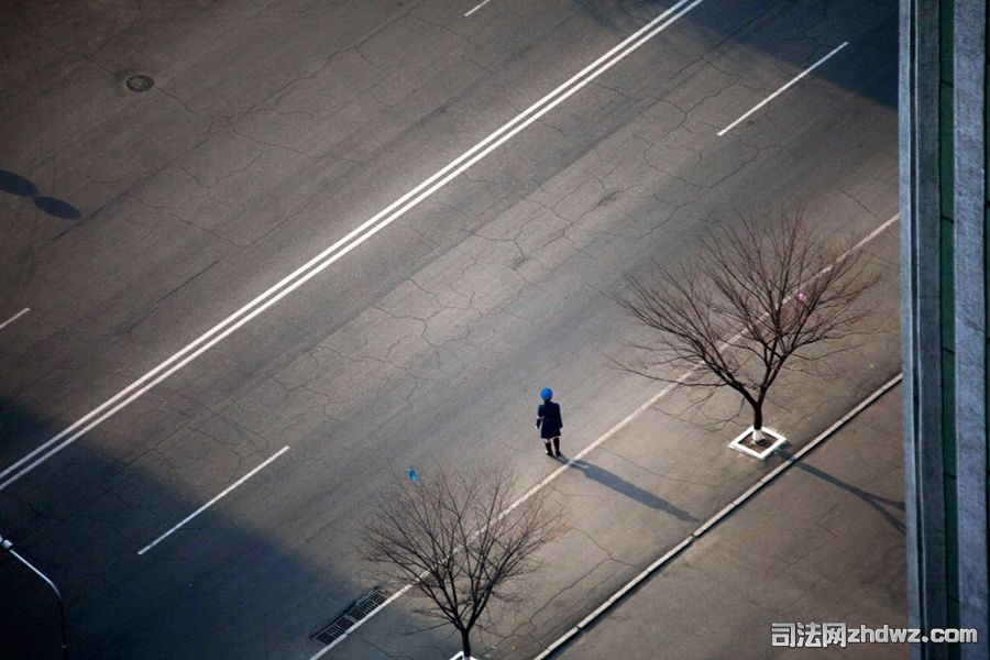 4月13日，平壤市中心，一名女交警站在街道旁.jpg