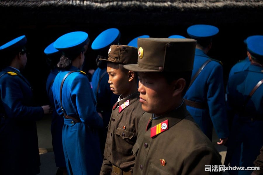 4月13日，士兵和交警游览金日成故乡万景台，向他们心中的伟人表达敬意.jpg