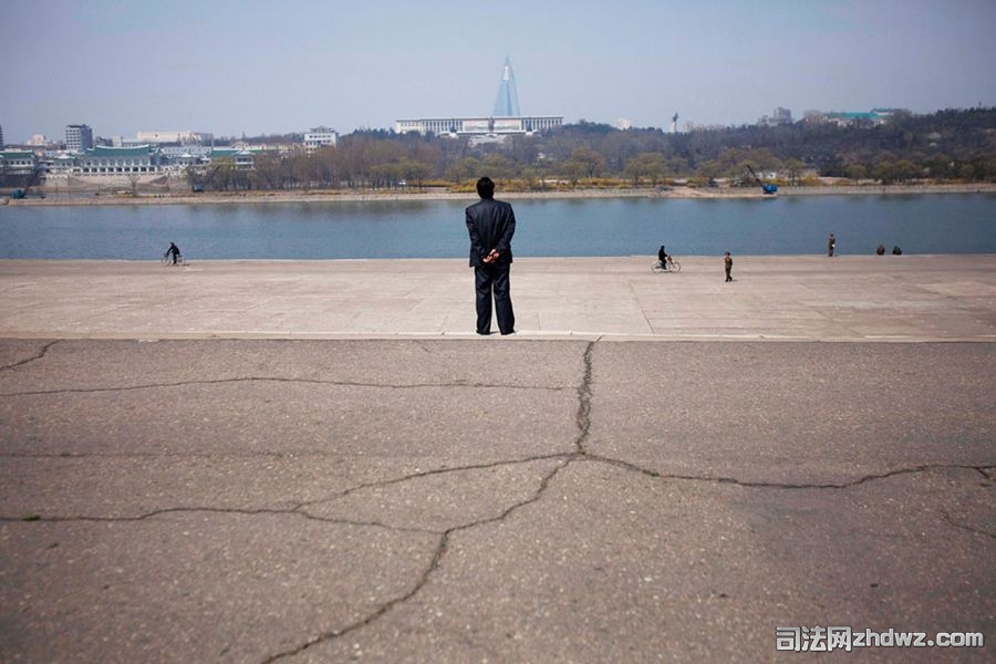 4月13日，首都平壤，人们在大同江岸边散步.jpg