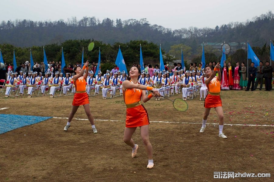 4月15日，平壤的一家公园，在庆祝金日成诞辰的活动上，朝鲜女演员跳起羽毛球拍舞.jpg