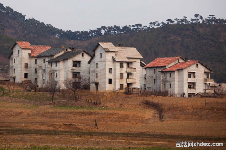 4月17日，开城郊区的一片住宅，一名男子在前方走过.jpg