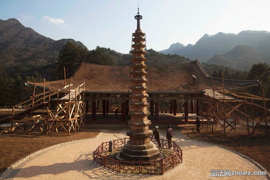 4月19日，朝鲜妙香山脚下的普贤寺，工人们正在重建屋顶.jpg