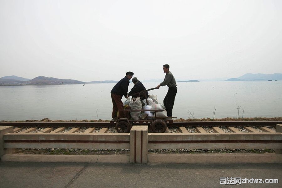 4月21日，南浦西海水闸，两名男子摇着手动轨道车在铁轨上行进.jpg