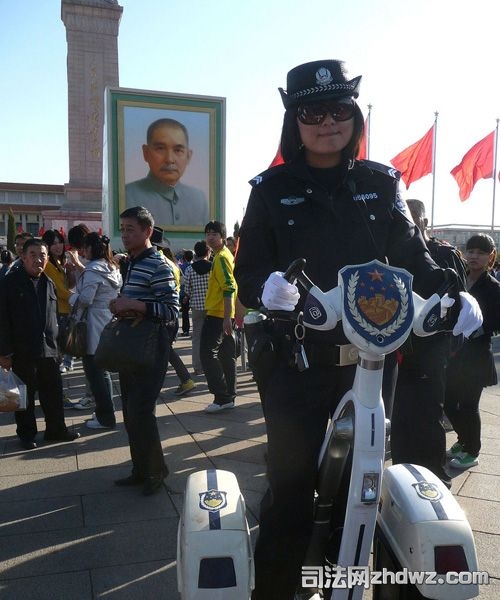 5-一名女警察在孙中山先生巨幅画像前巡逻值勤.jpg