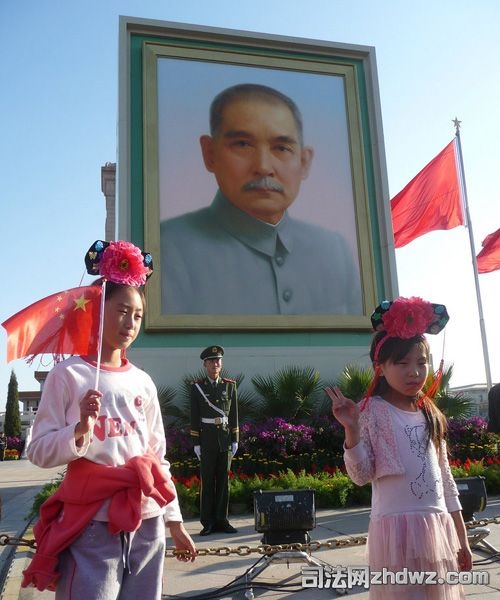 4-小朋友在孙中山先生巨幅画像前拍照留影.jpg