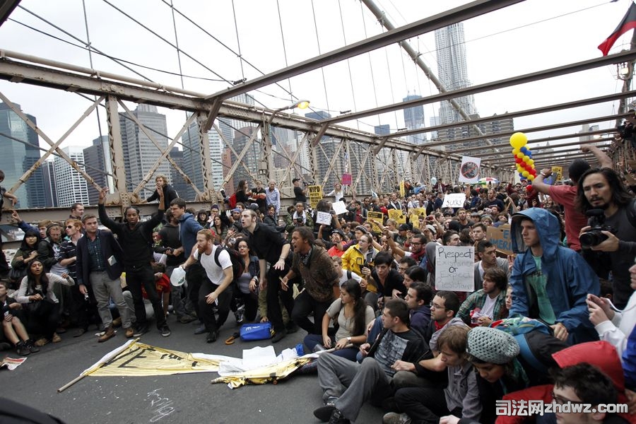 当地时间10月1日，参加“占领华尔街”示威活动的抗议者聚集在纽约布鲁克林大桥上，以反.jpg