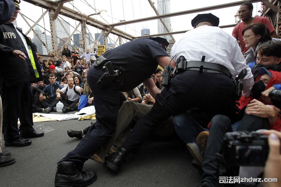 当地时间10月1日，美国纽约布鲁克林大桥上，警察冲入人群，逮捕闹事的抗议示威者.jpg