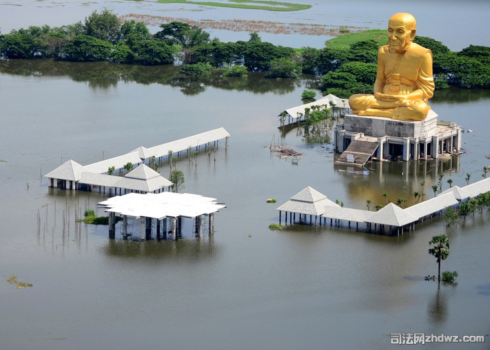 10月15日，从航拍画面来看，洪水导致泰国受灾状况严重.jpg