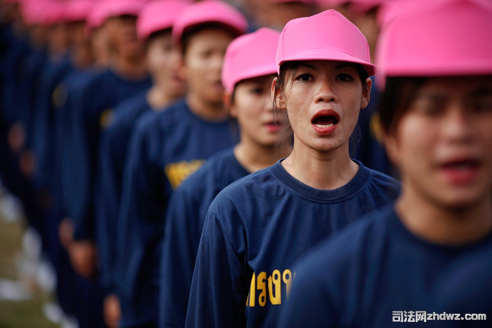 图为在泰国首都曼谷的邦广中央监狱，女囚犯们被释放前高唱国歌.jpg