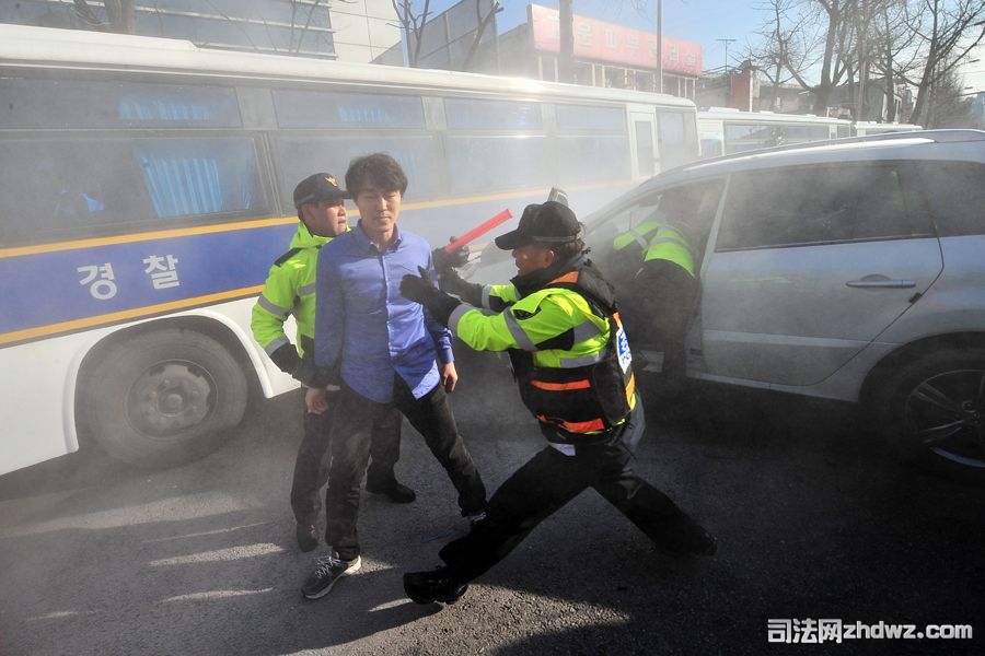 7、当地时间12月13日，位于韩国首尔的中国大使馆前，这名韩国男子被警方逮捕.jpg