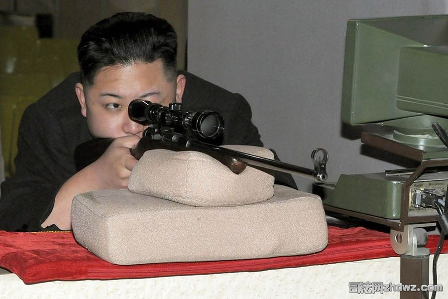 金正恩在射击子弹工厂操枪射击-2.jpg