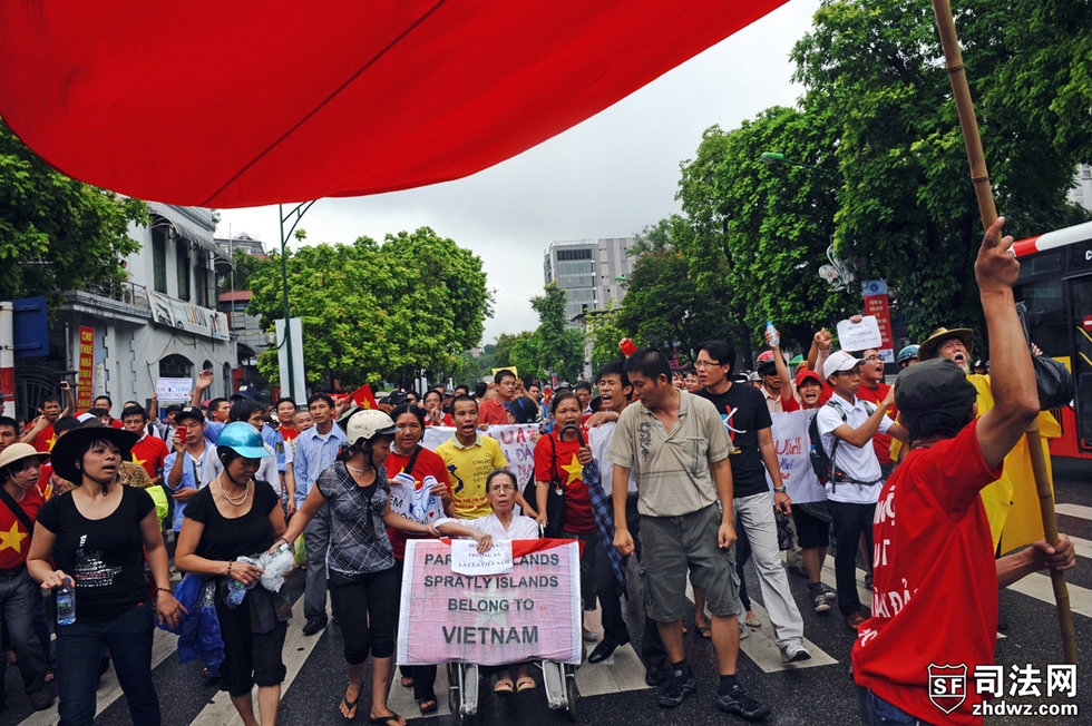 越南举行反华示威 抗议中国在南海招标-4.jpg