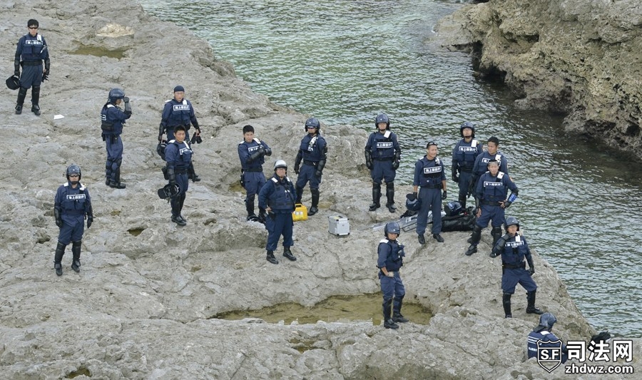 数十名日本警察登钓鱼岛防台湾保钓船-1.jpg