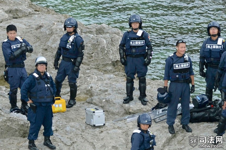 数十名日本警察登钓鱼岛防台湾保钓船-2.jpg