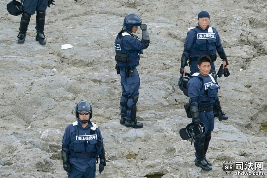 数十名日本警察登钓鱼岛防台湾保钓船-3.jpg