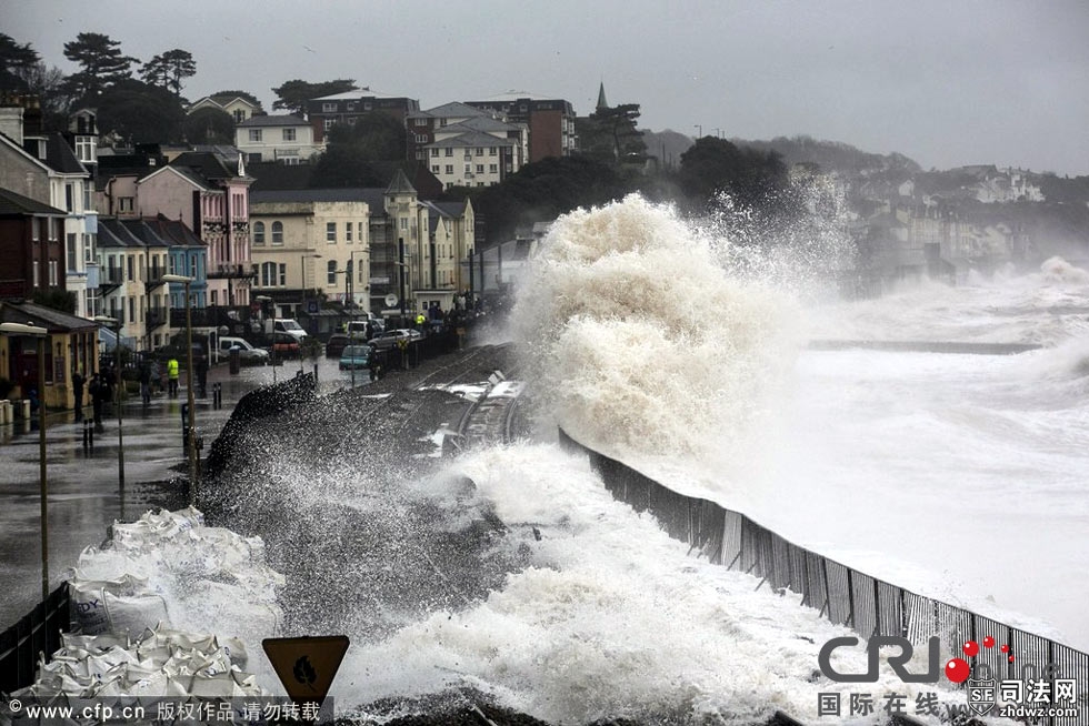 当地时间2014年2月5日，英国道利什，英国西南部地区遭巨浪强风袭击.jpg