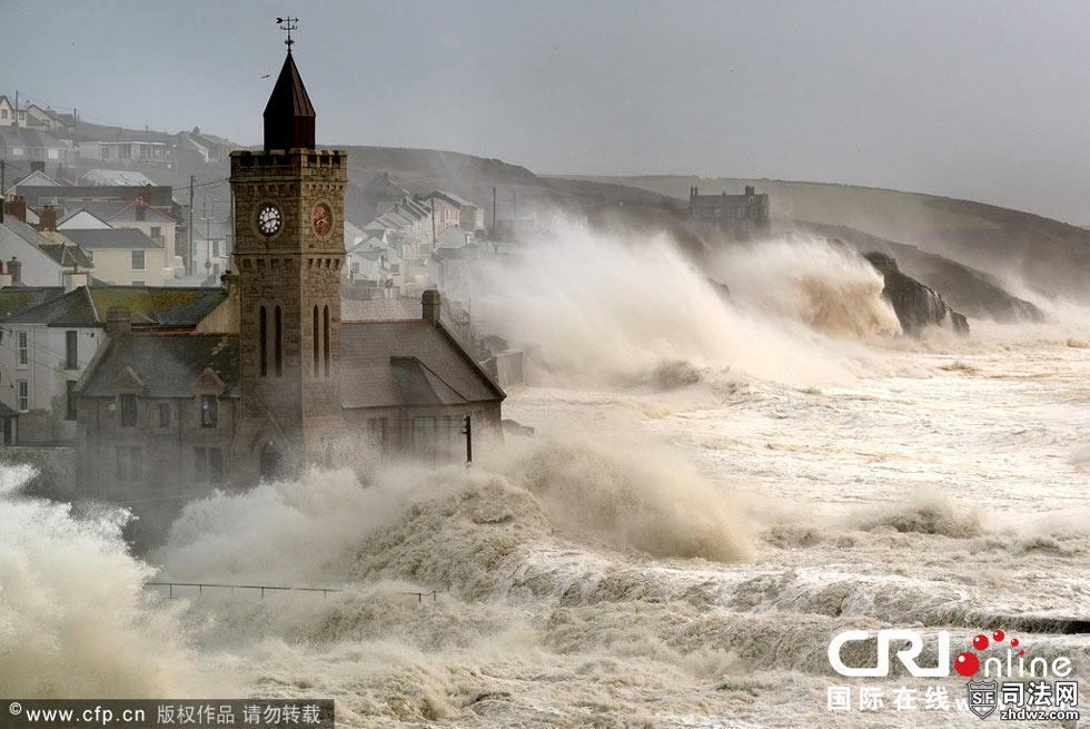 当地时间2014年2月5日，英国康沃尔，巨浪袭击海岸.jpg