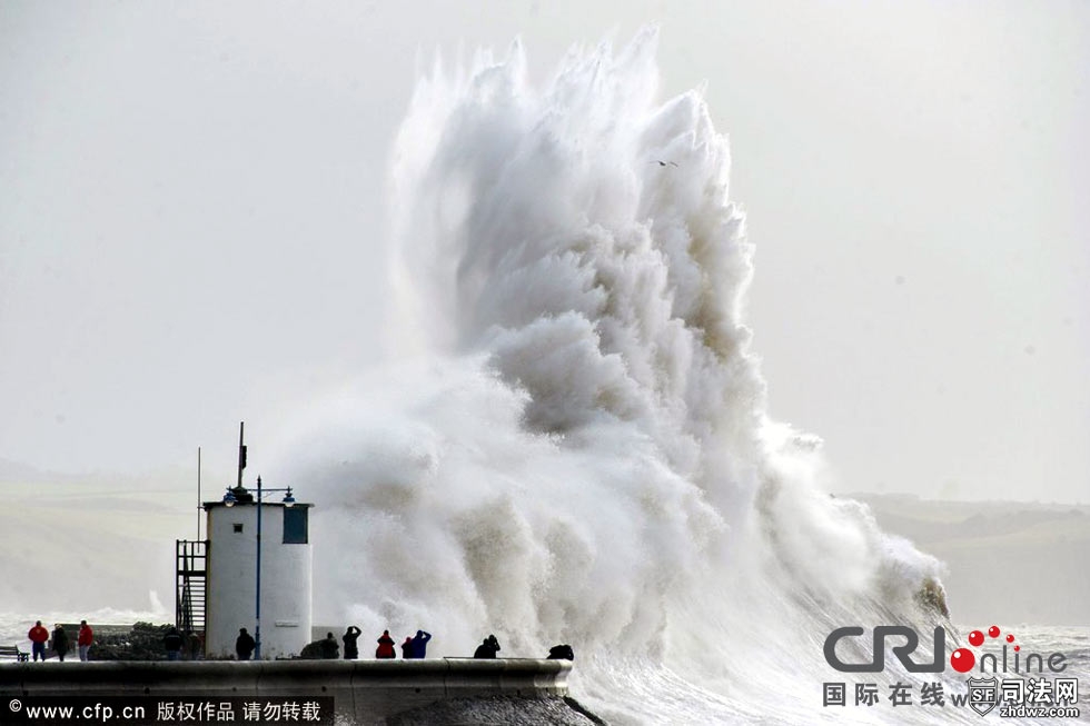 英国遭巨浪侵袭 海水淹没铁路.jpg