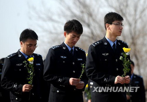 4月2日，在辽宁鞍山烈士山，几位鞍山民警为英雄纪念碑献花