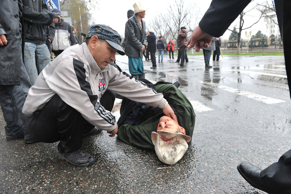 民众查看街边的一名死者.jpg