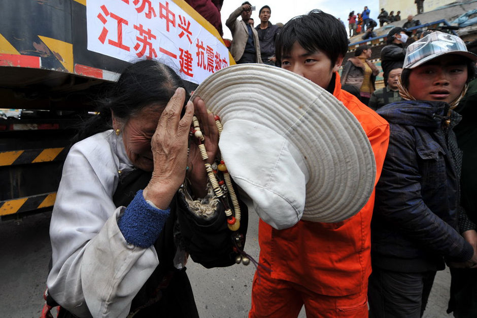 4月16日，13岁藏族小姑娘才珍拉姆被中国救援队被成功救出后，才珍拉姆的奶奶、母亲喜极而涕，不停地感谢政府 ...