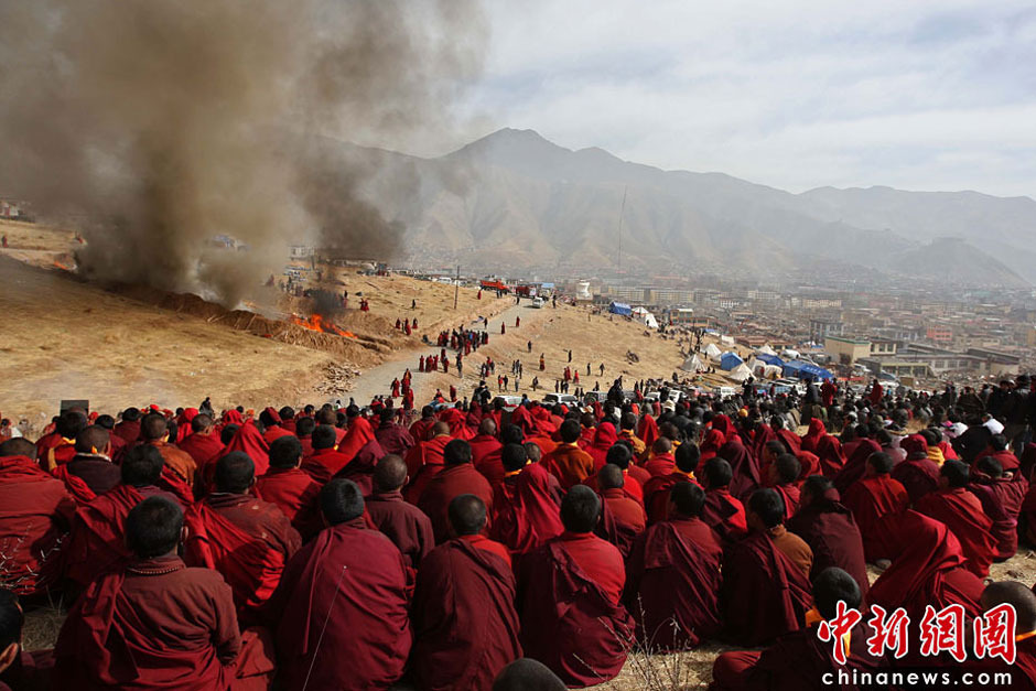 4月17日，众多地震遇难者遗体被火葬。图为众多僧侣为逝者祈祷-1.jpg