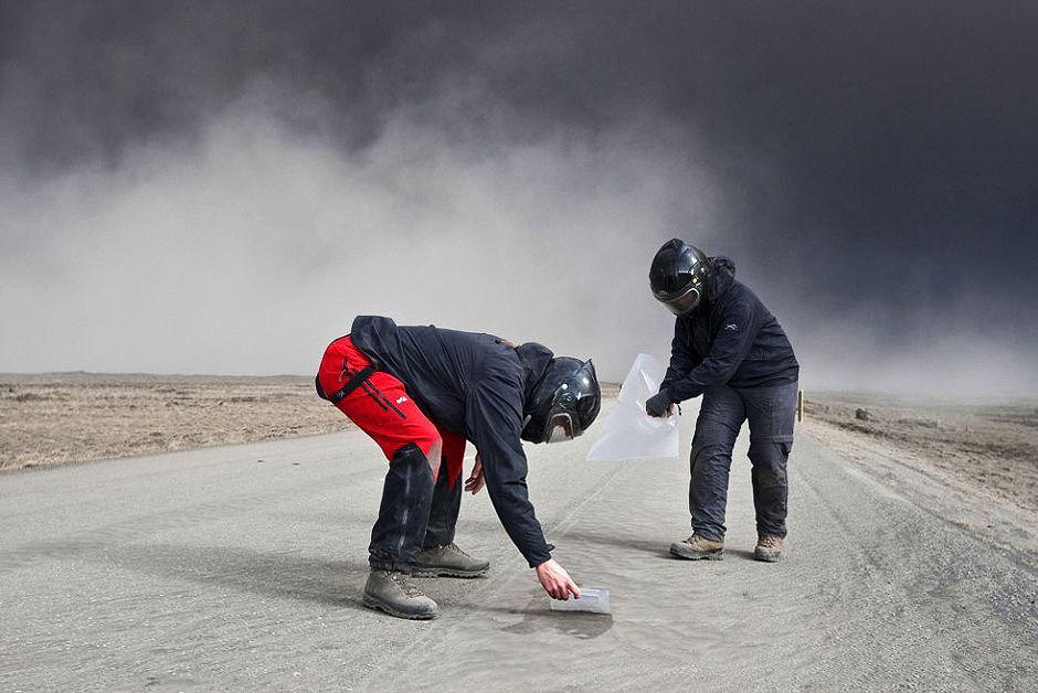 4月15日在冰岛东部，科学家对火山灰进行取样，准备送去实验室分析其具体成分