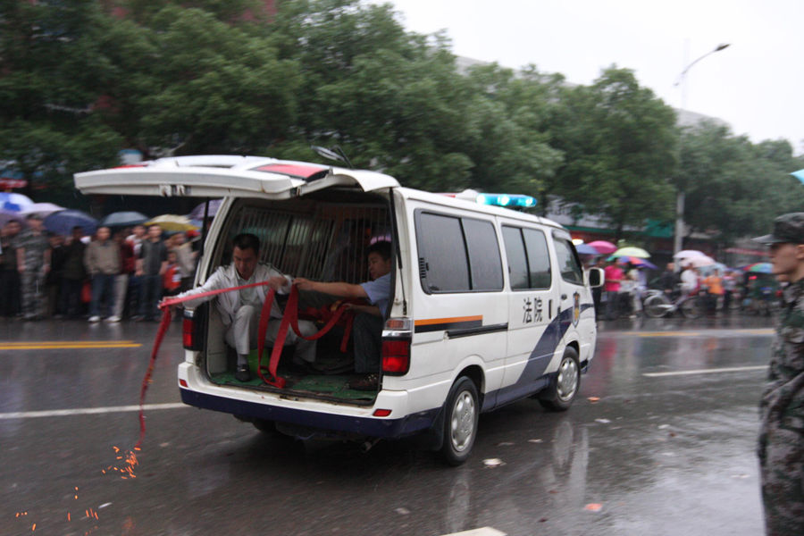 2010年6月1日，湖南省永州市零陵区法院枪杀事件中的遇难者遗体离开事故现场