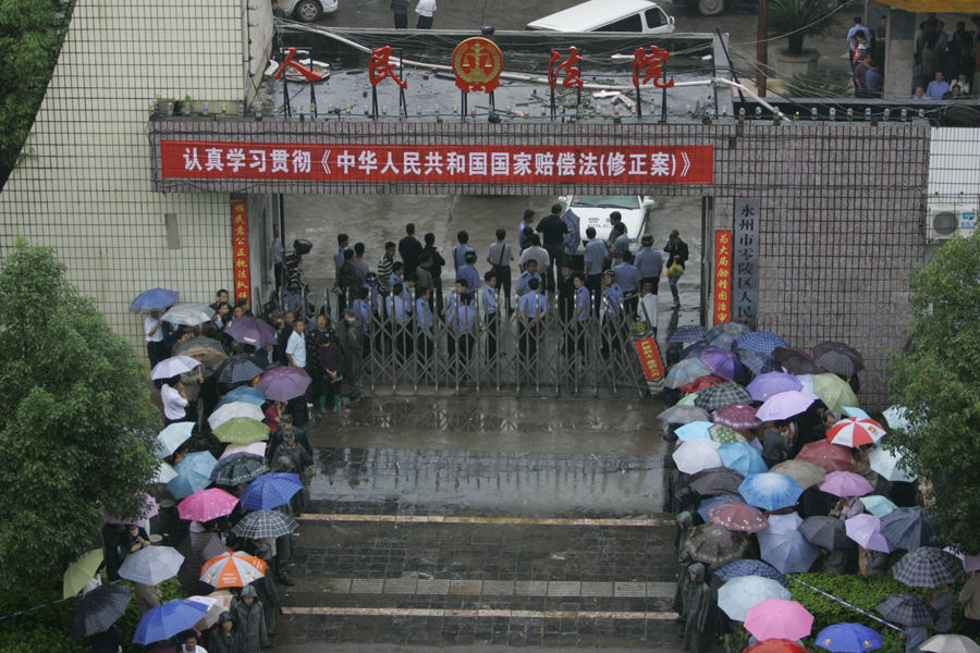 2010年6月1日，湖南永州市零陵区法院门口挤满了围观群众