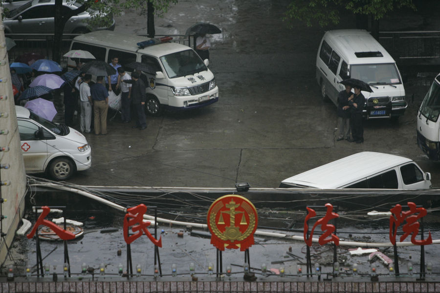 2010年6月1日，湖南永州市零陵区法院内停着警车