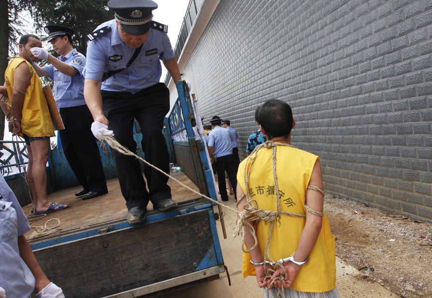 警察在大会结束后将犯罪嫌疑人送进监狱.jpg