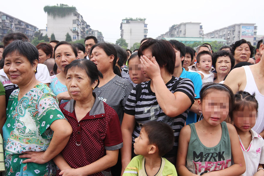 图为犯罪嫌疑人家属在人群中哭泣.jpg