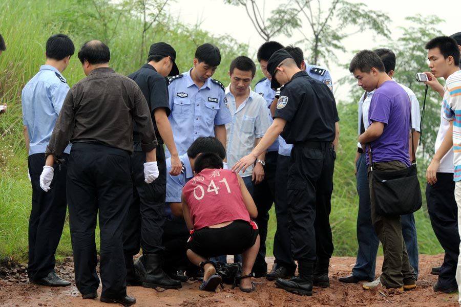 7月16日，警方在嫌犯胡益华抛弃作案工具的现场发现死者的皮包.jpg