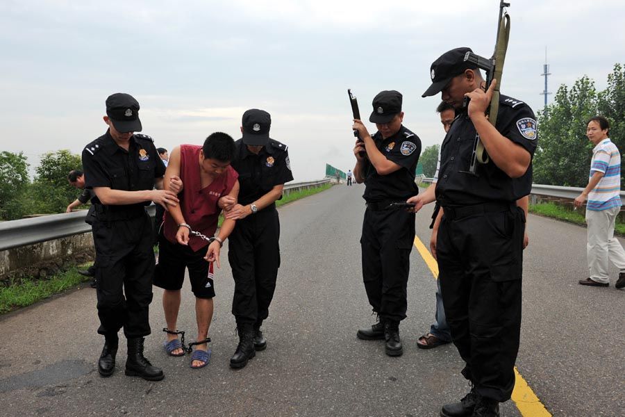 7月16日，嫌犯胡益华正在义乌曹宅镇抛尸现场进行指认.jpg