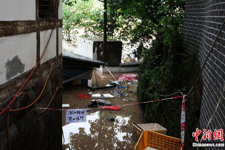 7月19日，磁器口正街涨水期间采取禁行措施.jpg