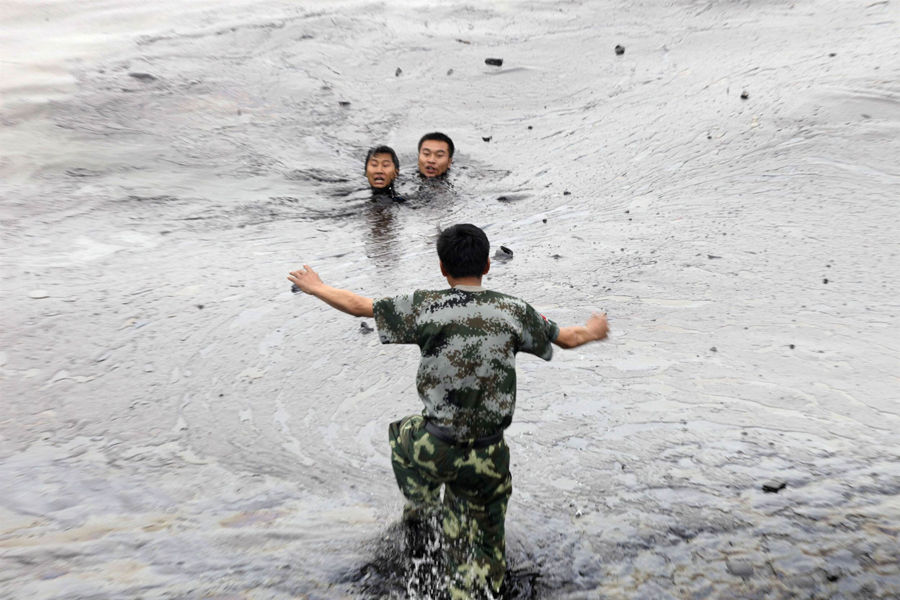 大连输油管爆炸事故一名战士清理油污时殉职-2.jpg