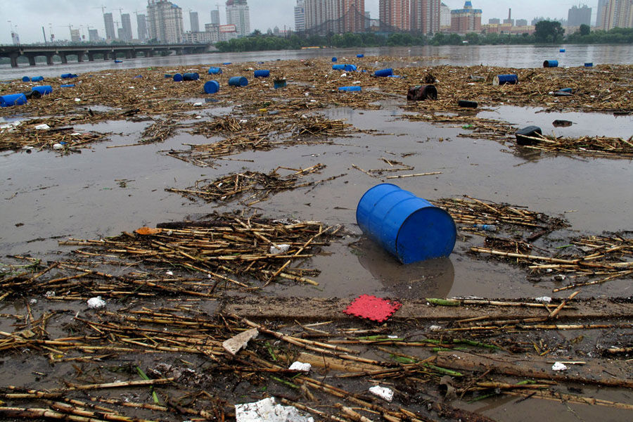 7月28日，在松花江吉林市区段江面上漂浮的化工用桶.jpg