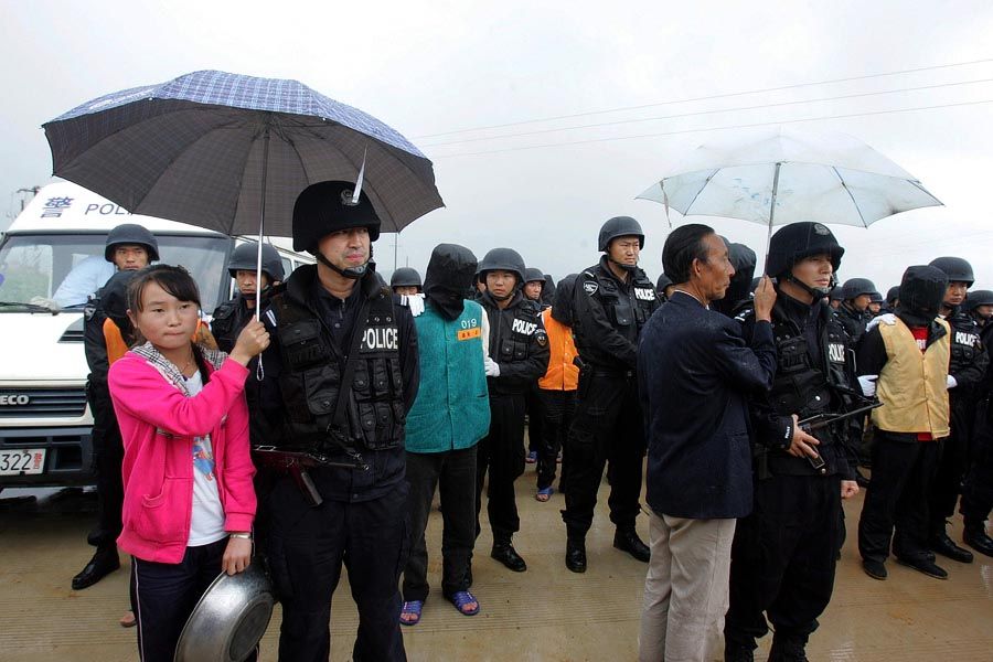 7月28日，闻讯赶来的群众为民警打伞.jpg