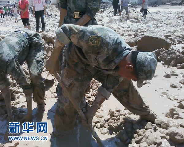 8月8日，兰州军区某集团军防化团官兵正在现场搜寻遇难者遗体.jpg