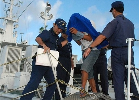 日媒曝光中日撞船后逮捕中方船长影像.jpg