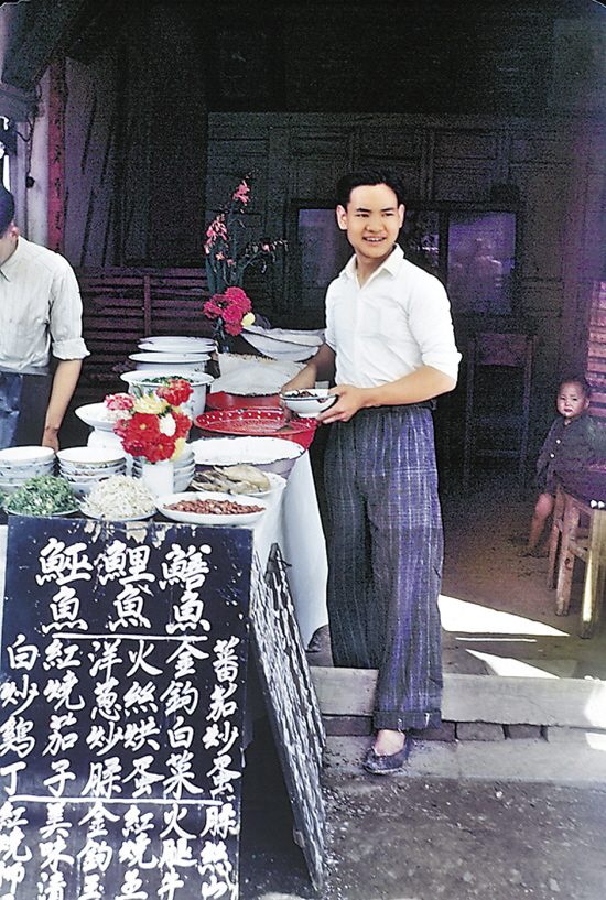 餐饮店和小贩比比皆是 艾伦·拉森 摄.jpg