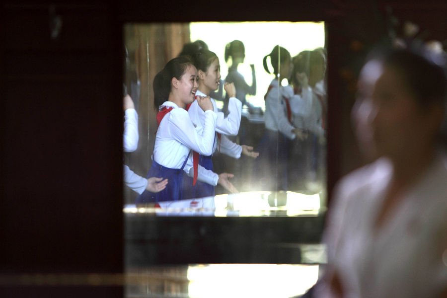 平壤的万景台少年宫，孩子们在老师的指导下练习小合唱.jpg