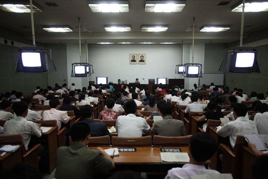 青年在平壤的人民大学习堂内学习中文.jpg