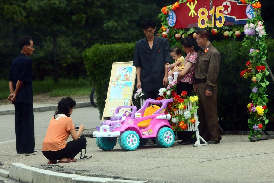 平壤市民在街头合影.jpg