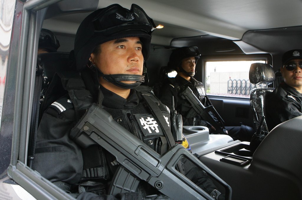 武汉特警“猛士”越野正式服役 外形似悍马-4.jpg