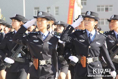 受检的女警方队雄赳赳气昂昂走过主席台.jpg